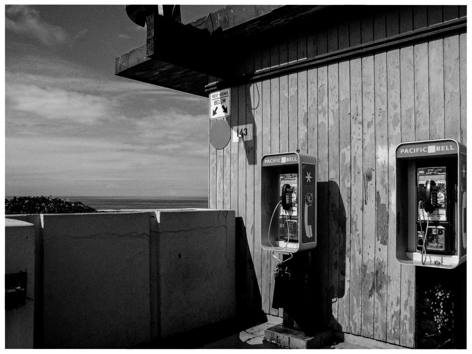 Öffentliche Pacific Bell Telefonzellen draußen, Holzstruktur, Hinweis auf Toiletten.
