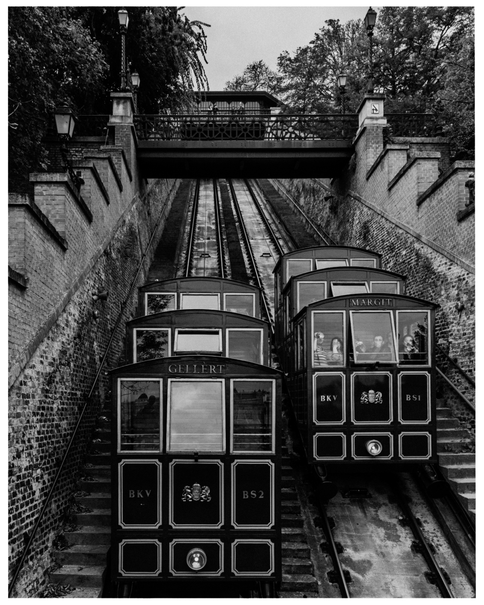 Zwei Standseilbahnen, Gellért und Margit, fahren steile Strecke hinauf, Schwarz-Weiß-Foto.