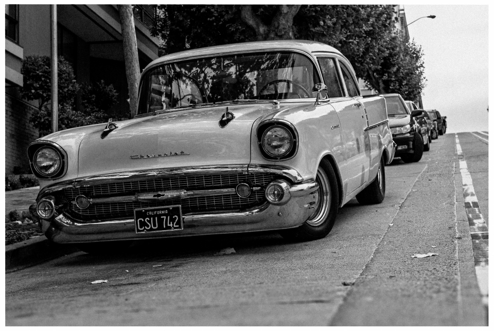 Klassisches Chevrolet-Auto mit kalifornischem Kennzeichen am Straßenrand geparkt.