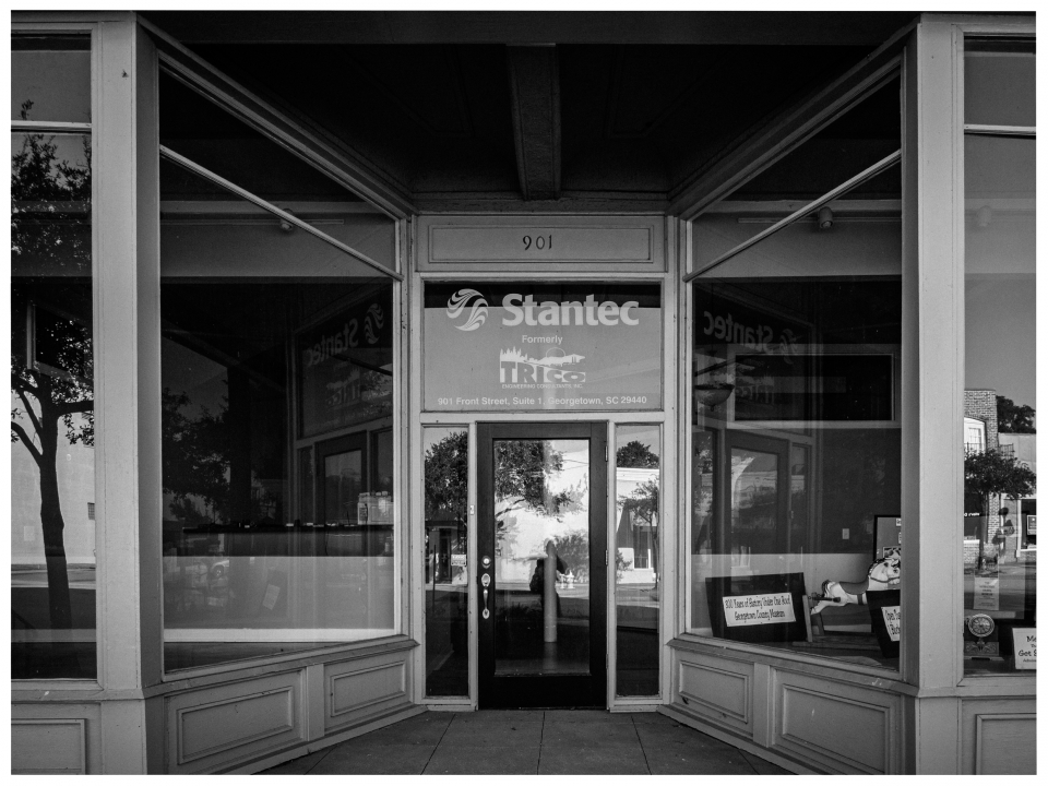 Leere Schaufensterfront mit Glastür, "Stantec" und "TIRRC", 901 Front Street, Georgetown, SC.