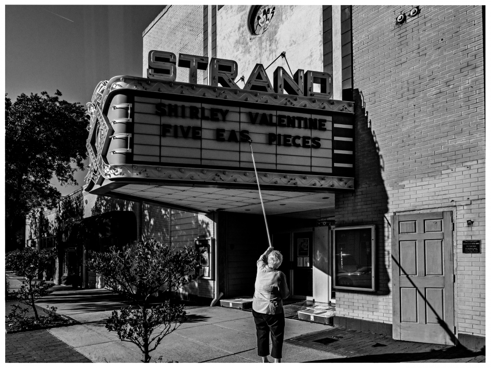 Kino-"Strand" mit "Shirley Valentine", "Five Easy Pieces"; Person ändert Schildbuchstaben.