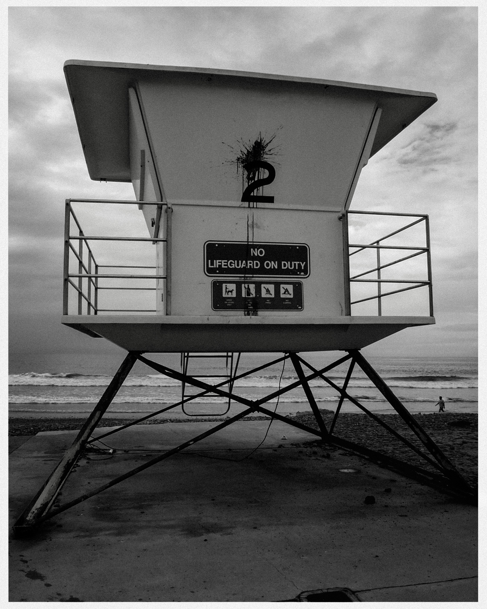 Verlassener Rettungsturm Nr. 2 am Strand, bewölkter Himmel, kein Rettungsschwimmer im Dienst.